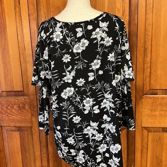 Bleeker & McDougal Vneck Layered Short Bell Sleeve Wrist Length Sleeve Floral 1X - Picture 6 of 9